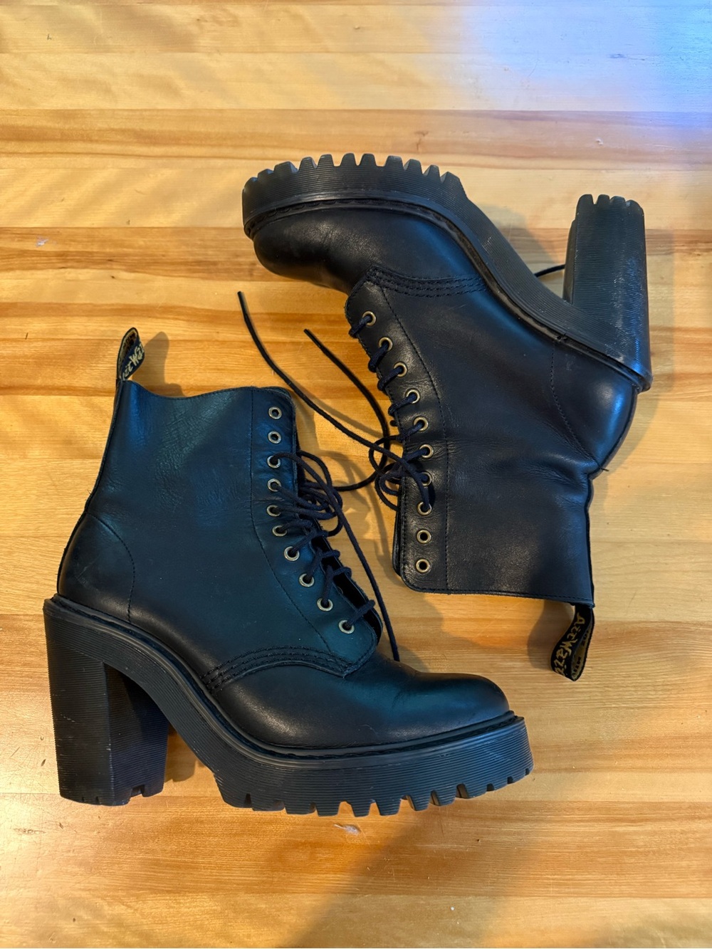 Dr. Marten Kendra 10 eye heeled boots